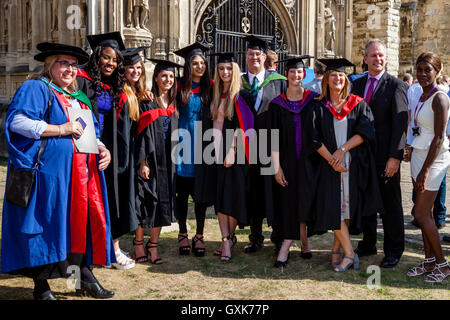 Les diplômés de l'Université de Canterbury Christ Church University leur diplôme lors d'une cérémonie, la Cathédrale de Canterbury, Canterbury, UK Banque D'Images