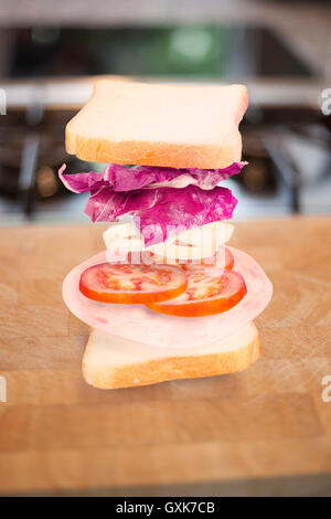 Sandwich au jambon avec des ingrédients floating Banque D'Images