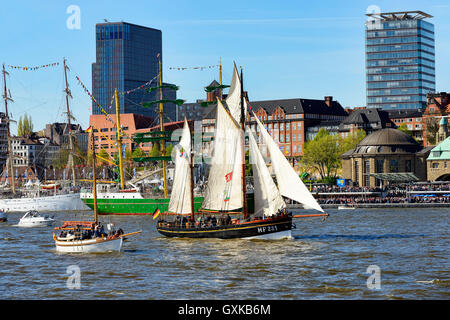 Einlaufparade Hochseekutter zum Hafengeburtstag mit dem KÃ¼ster Landrath à Hamburg, Deutschland, Europa Banque D'Images