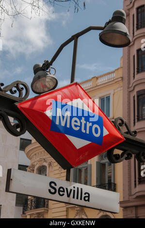 Une station de métro signe à Séville à Madrid, Espagne, Avril Banque D'Images