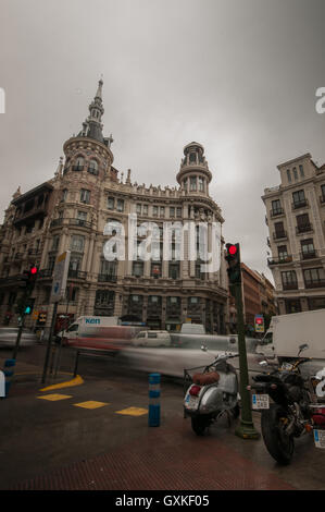 Se précipitant du trafic passé dans le centre-ville de Madrid, Madrid Banque D'Images