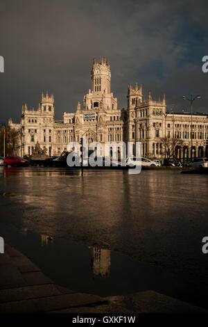 Se précipitant du trafic passé Plaza de Cibeles, Madrid sous un ciel en maraude, Espagne, Avril Banque D'Images