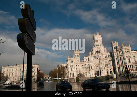 Se précipitant du trafic passé Plaza de Cibeles, Madrid, Espagne, Avril Banque D'Images