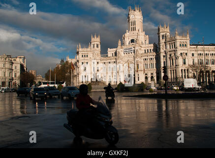 Se précipitant du trafic passé Plaza de Cibeles, Madrid, Espagne, Avril Banque D'Images