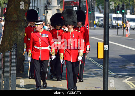 Londres, Angleterre, Royaume-Uni. Les membres de la marche vers le bas Coldstream Guards Whitehall Banque D'Images