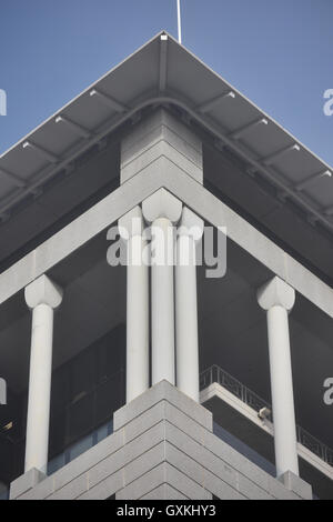 Coin du bâtiment avec trois colonnes de support Banque D'Images