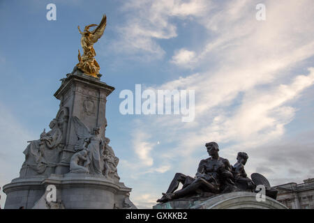 Le Victoria Memorial, dédié à la reine Victoria, se trouve directement devant le palais de Buckingham, avec la reine Victoria face à la Banque D'Images