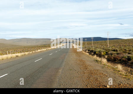 La route de Sutherland -- Sutherland est une ville avec environ 2 841 habitants dans la province du Cap du Nord de l'Afrique du Sud. Il li Banque D'Images