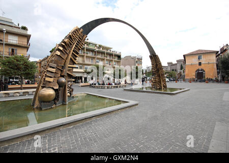 L'arch sculpture du célèbre Arnaldo Pomodoro, Tivoli, Italie Banque D'Images