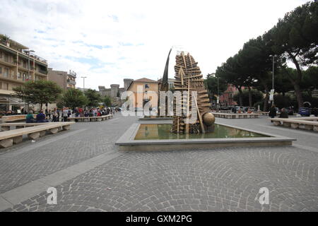 L'arch sculpture du célèbre Arnaldo Pomodoro, Tivoli, Italie Banque D'Images