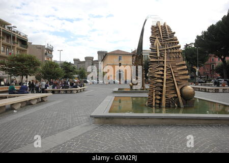 L'arch sculpture du célèbre Arnaldo Pomodoro, Tivoli, Italie Banque D'Images