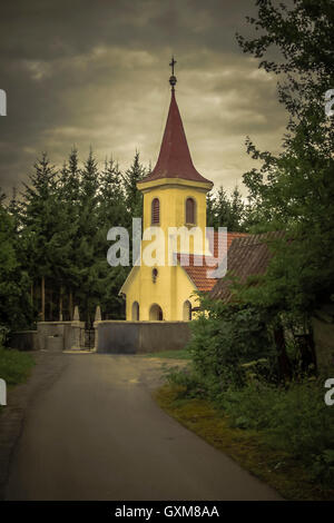 Chemin menant à l'ancien monastère dans la forêt Banque D'Images