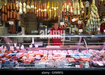 Vente de décrochage salamis hongrois à l'intérieur de la Grande Halle, mieux connu comme le marché central de Budapest, Hongrie Banque D'Images