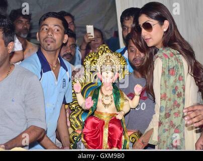 L'acteur de Bollywood Shilpa Shetty Murtikar Santosh Kambli Chinchpokli Atelier idol dieu Ganesh Mumbai Banque D'Images