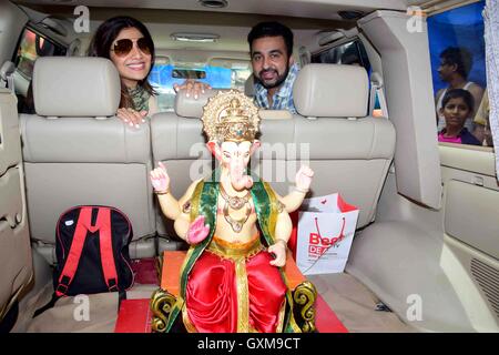 L'acteur de Bollywood Shilpa Shetty Raj Kundra Santosh Murtikar Chinchpokli Atelier Kambli idol dieu Ganesh Mumbai Banque D'Images