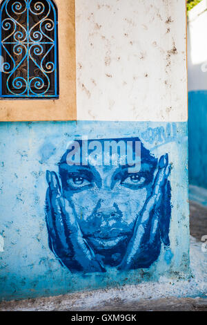 Peinture murale de la rue d'un visage de femme en bleu Banque D'Images