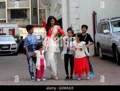 L'acteur de Bollywood Shilpa Shetty participe à une procession pour l'immersion d'une idole Seigneur dieu hindou Ganesh Mumbai Banque D'Images