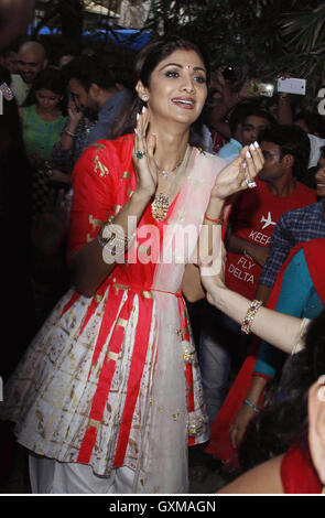 L'acteur de Bollywood Shilpa Shetty participe immersion procession à tête d'éléphant idole Seigneur dieu hindou Ganesh Mumbai Banque D'Images