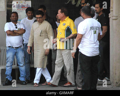 Maharashtra Navnirman Sena chef Raj Thackeray visites Salman Khan accueil festival Ganesh Mumbai Banque D'Images