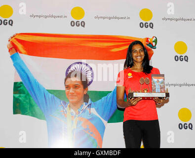 Joueur de badminton aux Jeux Olympiques de Rio, les Indiens d'argent olympique P V Sindhu félicitation d'or aux Jeux Olympiques organisés fonction Quest Mumbai Banque D'Images