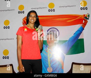 Joueur de badminton aux Jeux Olympiques de Rio, les Indiens d'argent olympique P V Sindhu félicitation organisé fonction OGQ Mumbai Banque D'Images