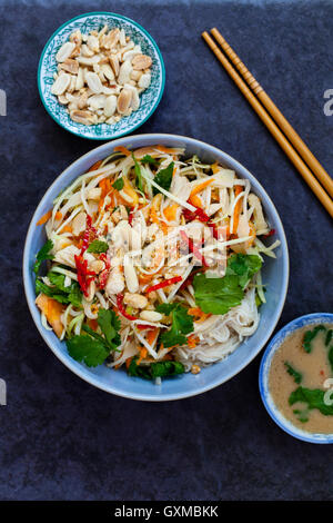 Poulet poché, chou et salade de papaye avec nouilles de riz et la coriandre Banque D'Images