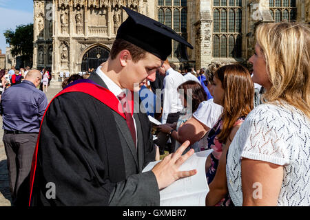 Les familles à la Canterbury Christ Church University's Cérémonie de remise des diplômes, la Cathédrale de Canterbury, Canterbury, Kent, UK Banque D'Images