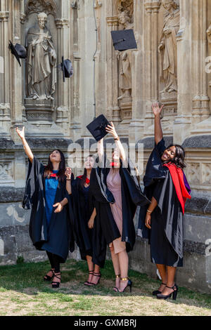 Les diplômés de l'Université de Canterbury Christ Church University jettent leurs chapeaux en l'air en fête, Canterbury, Kent, UK Banque D'Images