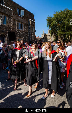 Les diplômés de l'Université de Canterbury Christ Church University leur diplôme lors d'une cérémonie, la Cathédrale de Canterbury, Canterbury, UK Banque D'Images