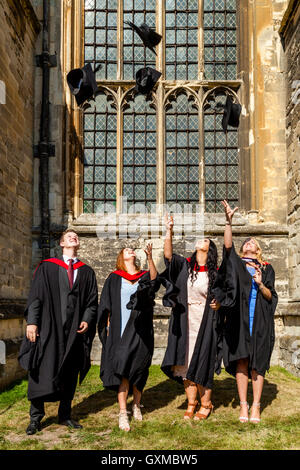 Les diplômés de l'Université de Canterbury Christ Church University jettent leurs chapeaux en l'air en fête, Canterbury, Kent, UK Banque D'Images