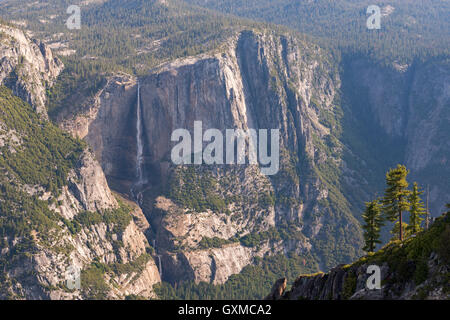 Yosemite Falls vu d'un point de Taft, Yosemite National Park, California, USA. Printemps (juin) 2015. Banque D'Images
