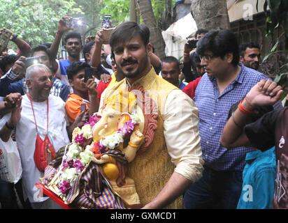 Bollywood acteur Vivek Oberoi participe à une procession pour l'immersion d'une idole Seigneur Dieu Ganesh Mumbai Banque D'Images