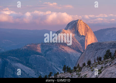 Dernière lumière sur Demi Dôme, photographié d'Olmsted Point, Yosemite National Park, California, USA. En été (juin) 2015. Banque D'Images