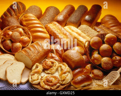 Gamme de produits de boulangerie avec pains, brioches, petits pains et viennoiseries Banque D'Images