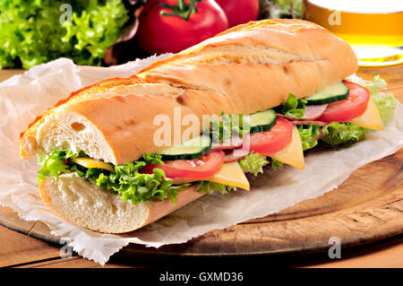 Salade de jambon et fromage sandwich sous-marin de baguette fraîchement coupé. Banque D'Images