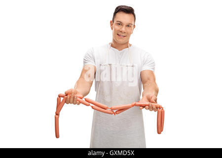 Butcher holding les saucisses crues isolé sur fond blanc Banque D'Images