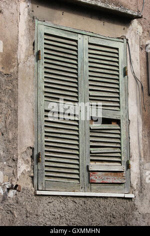 Une belle et vieille fenêtre dégradés, portes de grange Banque D'Images