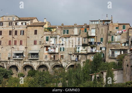 Beaux vieux bâtiments et maisons d'une certaine distance, Tivoli, Italie Banque D'Images