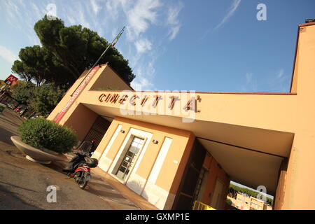 L'entrée de Cinecittà, Romes célèbre film et de la télévision studios, Rome Italie, la dolce vita, Fellini Banque D'Images