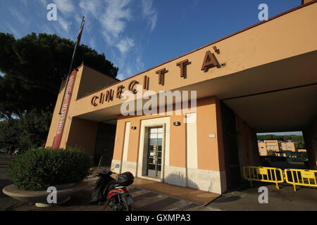 L'entrée de Cinecittà, Romes célèbre film et de la télévision studios, Rome Italie, la dolce vita, Fellini Banque D'Images