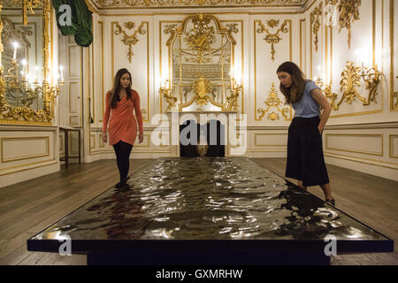 Londres, Royaume-Uni. 16 septembre 2016. Sur la photo : en liquide par le designer français Mathieu Lehanneur. Le Victoria and Albert Museum, le premier musée d'art et de design, est la plaque tournante pour le programme du festival qui propose des installations de création, conférences, ateliers et spectacles. Le London Design Festival se déroulera du 17 au 25 septembre 2016. Banque D'Images