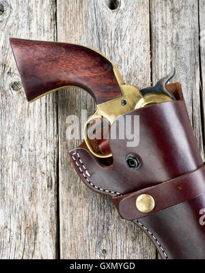 Old western pistolet dans son étui en cuir. Banque D'Images