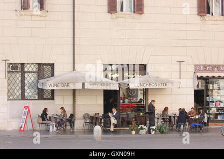 Les gens assis à l'extérieur d'un café à Rome d'une distance, Rome, Italie Banque D'Images