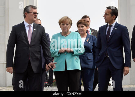 Bratislava, Slovaquie. 16 Sep, 2016. La chancelière allemande Angela Merkel (2e à gauche) et le Premier ministre polonais Beata Szydlo (deuxième à droite) arrivent pour un sommet de l'UE au château de Bratislava à Bratislava, Slovaquie, le 16 septembre 2016. Un sommet de l'UE, sans la participation du Royaume-Uni, donnera le coup d'envoi vendredi à Bratislava avec les discussions sur l'avenir de l'Union européenne après Brexit. Credit : Katerina Sulova/CTK Photo/Alamy Live News Banque D'Images