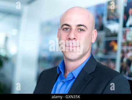 Berlin, Allemagne. 13 Sep, 2016. Elad Serfaty de la société Mobileye se penche sur l'appareil photo à Berlin, Allemagne, 13 septembre 2016. PHOTO : Monika SKOLIMOWSKa/dpa/Alamy Live News Banque D'Images