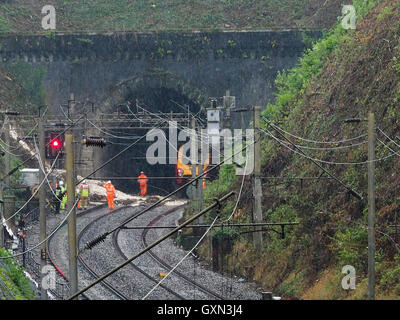 Hunton bridge près de Watford, Royaume-Uni. 16 Septembre, 2016. Les secouristes présents à Hunton Bridge déraillement tunnel ou de glissement, vendredi matin. En attendant le train du tunnel de sauvetage par mauvais temps humide. Credit : Elizabeth Debenham/Alamy Live News Banque D'Images