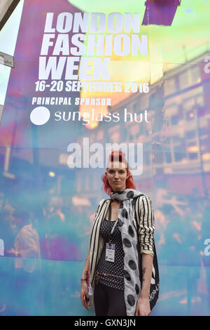 Brewer Street, Soho, London, UK. 16 septembre 2016. London Fashion Week in London's Soho. Crédit : Matthieu Chattle/Alamy Live News Banque D'Images