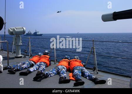 Guangzhou à bord. 16 Sep, 2016. "Frégate chinoise Huangshan' envoie les marines de Recherchez un navire suspect au cours d'un exercice interarmées naval sino-russe en mer au large de la province du Guangdong en Chine du sud, le 16 septembre 2016. Les flottes russe et chinois a mené une opération conjointe de l'exercice au large de la province de Guangdong dans le sud de la mer de Chine au cours de la Mer 'conjointe' 2016 percez le vendredi. La perceuse, à compter du 12 septembre, se déroulera jusqu'au 19 septembre, composé de trois phases : préparation à l'orifice, l'exercice en mer et le sommaire. Credit : Zha Chunming/Xinhua/Alamy Live News Banque D'Images