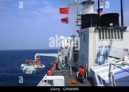 Guangzhou à bord. 16 Sep, 2016. "Frégate chinoise Huangshan' envoie les sauveteurs sur un navire marchand en danger au cours d'un exercice interarmées naval sino-russe en mer au large de la province du Guangdong en Chine du sud, le 16 septembre 2016. Les flottes russe et chinois a mené une opération conjointe de l'exercice au large de la province de Guangdong dans le sud de la mer de Chine au cours de la Mer 'conjointe' 2016 percez le vendredi. La perceuse, à compter du 12 septembre, se déroulera jusqu'au 19 septembre, composé de trois phases : préparation à l'orifice, l'exercice en mer et le sommaire. Credit : Zha Chunming/Xinhua/Alamy Live News Banque D'Images