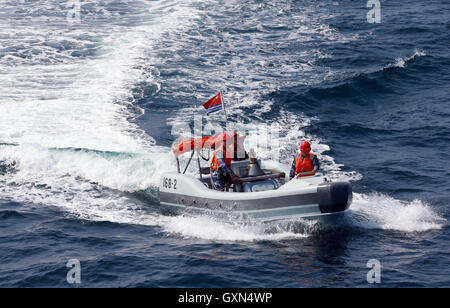 Guangzhou à bord. 16 Sep, 2016. "Frégate chinoise Huangshan' envoie les sauveteurs sur un navire marchand en danger au cours d'un exercice interarmées naval sino-russe en mer au large de la province du Guangdong en Chine du sud, le 16 septembre 2016. Les flottes russe et chinois a mené une opération conjointe de l'exercice au large de la province de Guangdong dans le sud de la mer de Chine au cours de la Mer 'conjointe' 2016 percez le vendredi. La perceuse, à compter du 12 septembre, se déroulera jusqu'au 19 septembre, composé de trois phases : préparation à l'orifice, l'exercice en mer et le sommaire. Credit : Zha Chunming/Xinhua/Alamy Live News Banque D'Images